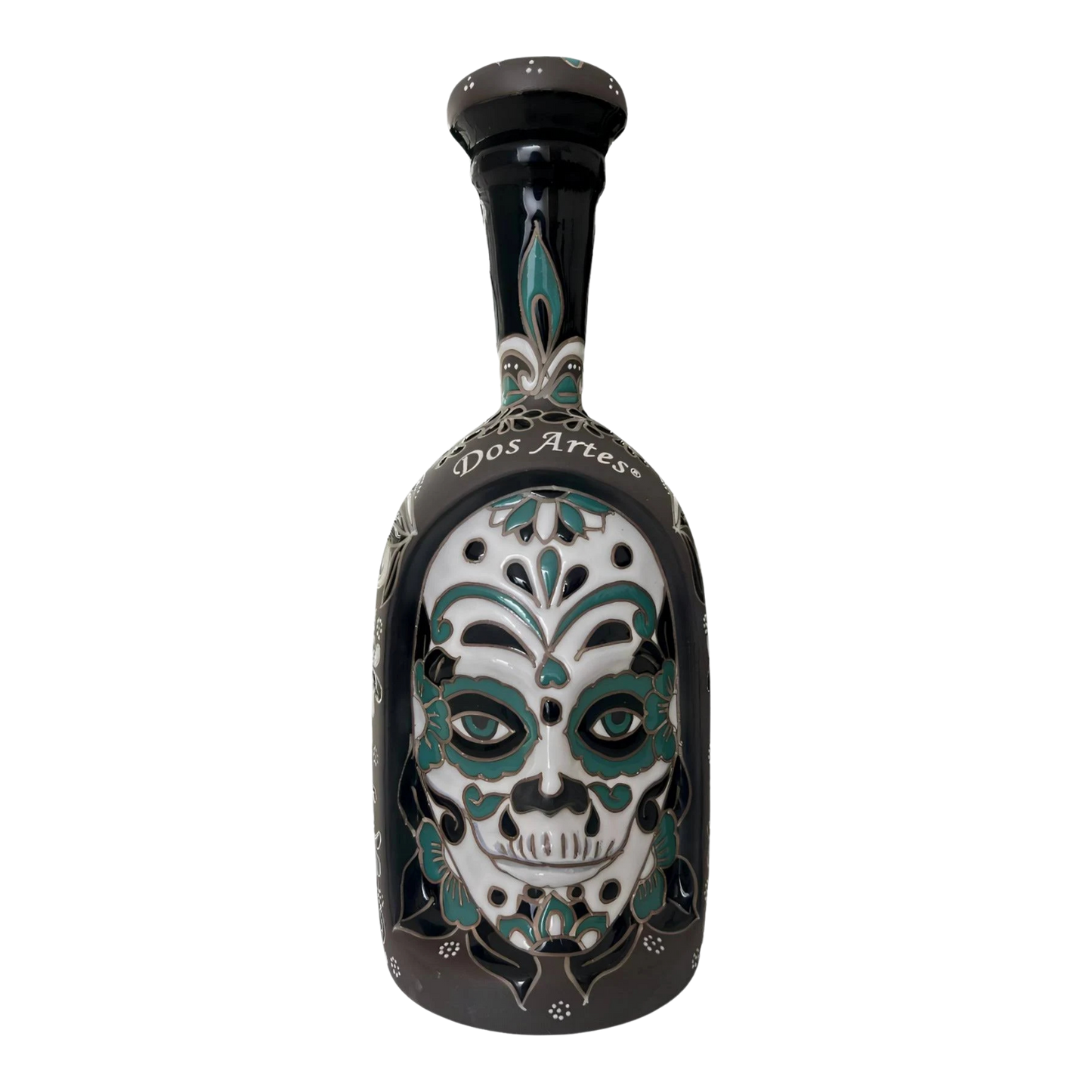 Decorative bottle with skull design and 'Dos Artes' branding on a white background